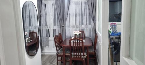 Camberwell Green Apartment | Home for the Holidays