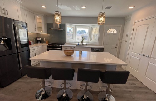 Anaheim Colony Historic District House | Home for Vacations near California Disneyland.
