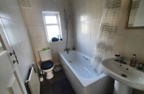 Greenford Broadway Apartment | Home from home Greenfields Flat