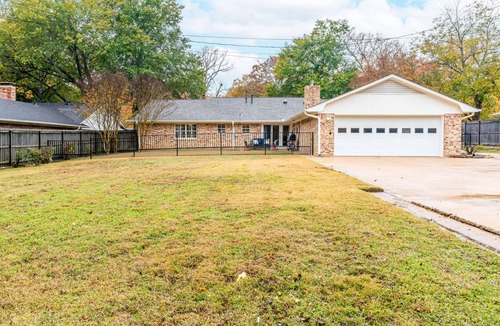 Paris House | Home + garage 4 BEDROOMS, 2.5 BATH, 2 king, 1 queen, 1 full