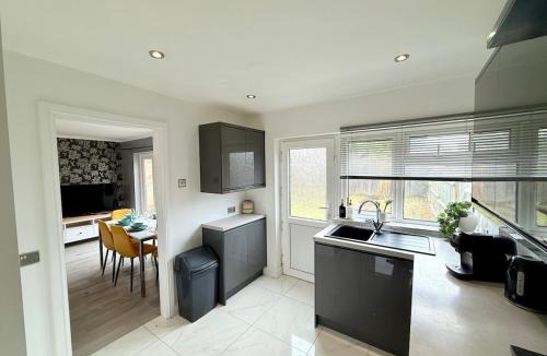 Keynsham House | Home in between Bath and Bristol - Sleeps 9 guests