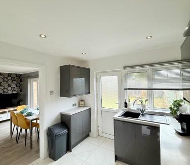 Keynsham House | Home in between Bath and Bristol - Sleeps 9 guests