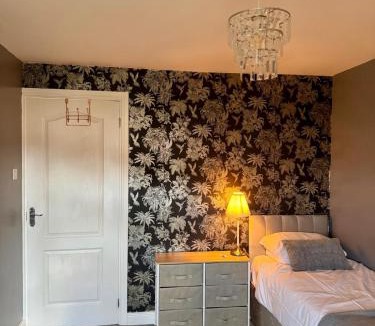 Keynsham House | Home in between Bath and Bristol - Sleeps 9 guests