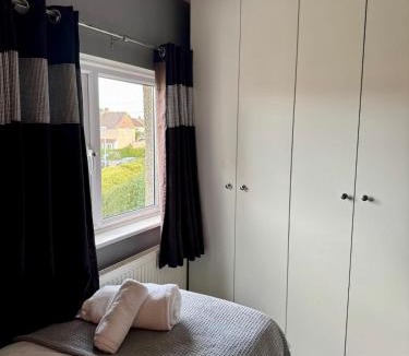 Keynsham House | Home in between Bath and Bristol - Sleeps 9 guests