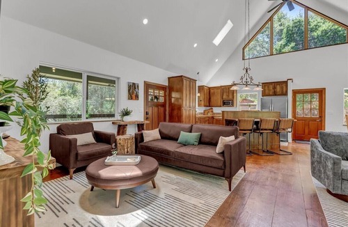 Kaweah House | Home in Nature - Full kitchen - Sleeps 10