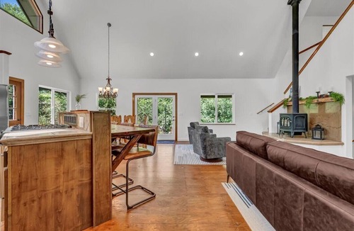 Kaweah House | Home in Nature - Full kitchen - Sleeps 10
