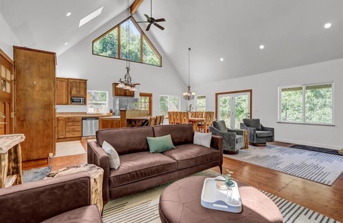 Kaweah House | Home in Nature - Full kitchen - Sleeps 10