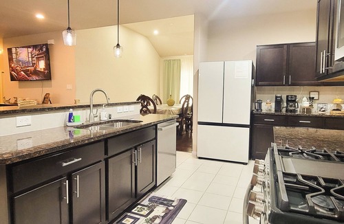 Alvin House | Home In The Heart Of Alvin!