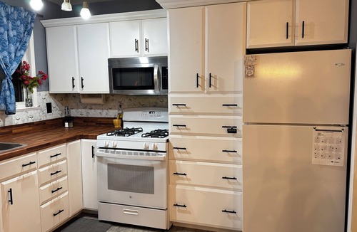 Thompson House | Home in Thompson-Best for Families and Contractors