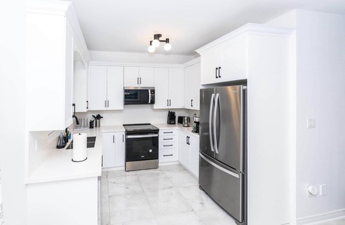 Vaughan House | Home in Vaughan, Modern 3BR Home in Vaughan w/Patio & Grill