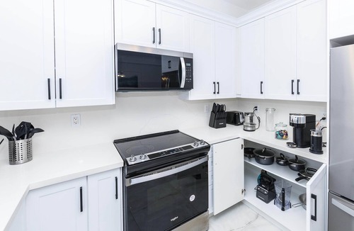 Vaughan House | Home in Vaughan, Modern 3BR Home in Vaughan w/Patio & Grill