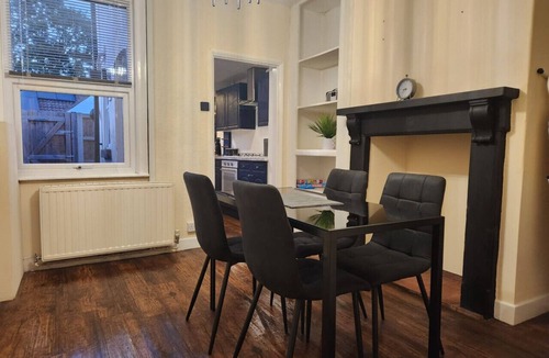 Spetchley House | Home In Worcester - With Free Parking