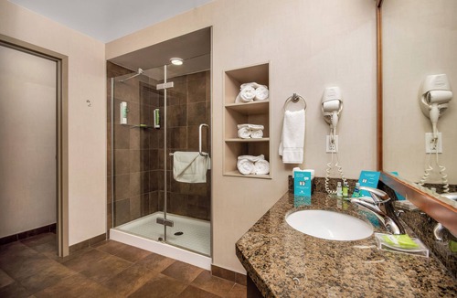 Regina Hotel | Home Inn & Suites Regina East
