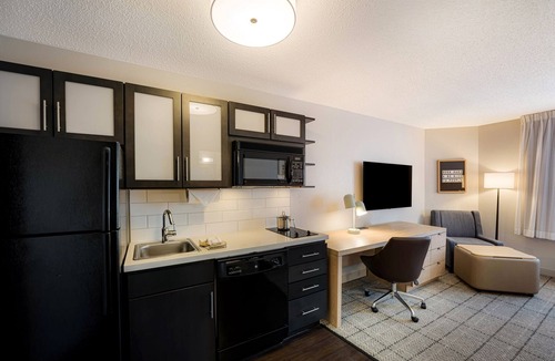 Exchange Place North Hotel | Home-Like Atmosphere! Unit with Full Kitchen, On-site Parking, Pets Allowed!