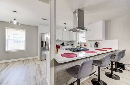 Pasadena House | Home near Chemical Plant- Long Term stay- Easy access to highway