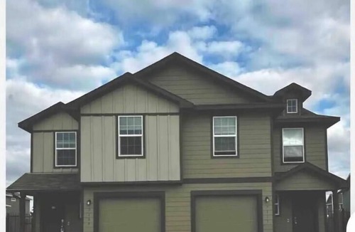 Del Valle House | Home near COTA, Tesla and ABIA