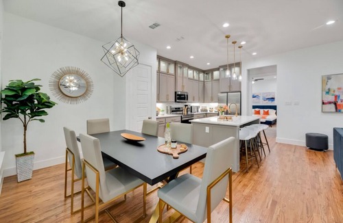 West Dallas House | Home near DT Dallas, Sleeps 15, FIFA-20 Min to AT&T Stadium, Hot Tub & TankPool