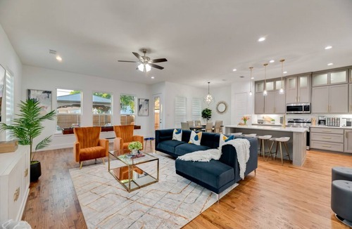 West Dallas House | Home near DT Dallas, Sleeps 15, FIFA-20 Min to AT&T Stadium, Hot Tub & TankPool