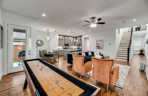 West Dallas House | Home near DT Dallas, Sleeps 15, FIFA-20 Min to AT&T Stadium, Hot Tub & TankPool