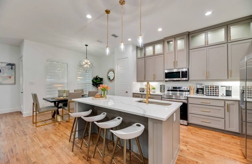 West Dallas House | Home near DT Dallas, Sleeps 15, FIFA-20 Min to AT&T Stadium, Hot Tub & TankPool
