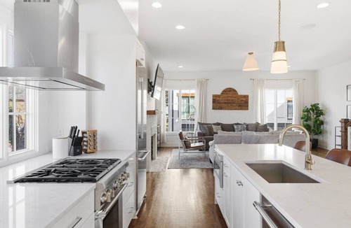 Hillsboro West End Villa | Home Near Vanderbilt & Belmont with Garage + Pool Table