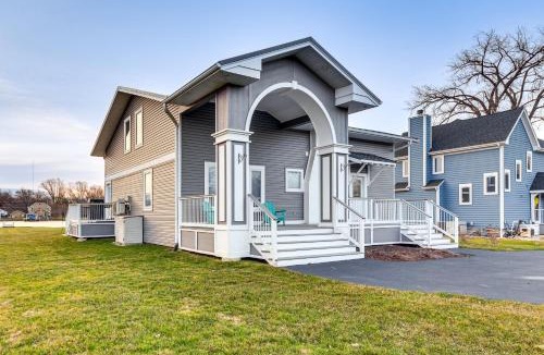 McHenry House | Home on Fox River Modern Decor Style!