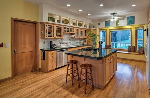 Gold Bar House | Home on Skykomish River w/Fire Pit & Hot Tub