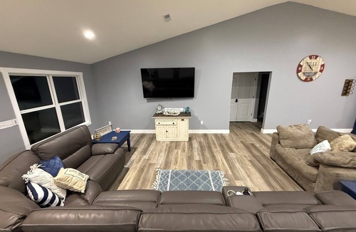 Cadiz House | “Home On The Hill"nnThis new vacation rental will not disappoint! Lake front!