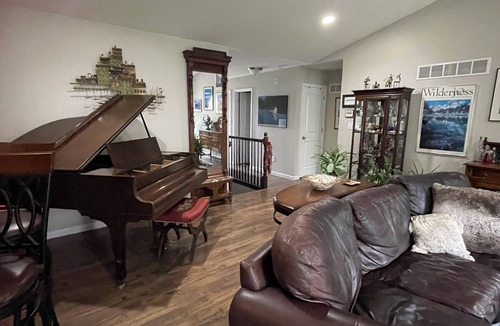 Glencoe House | Home Retreat - Cozy Neighborhood
