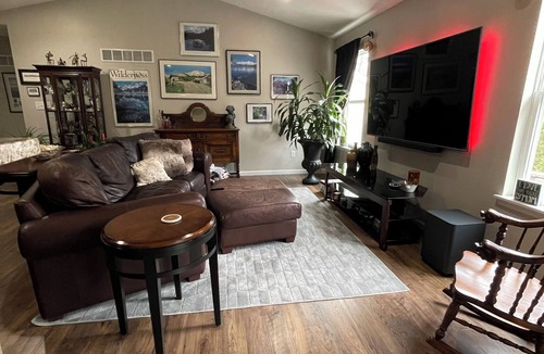 Glencoe House | Home Retreat - Cozy Neighborhood