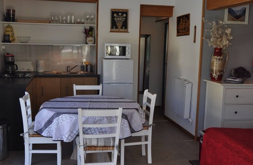 Saint-Hippolyte-du-Fort Apartment | HOME SHUNGITE, calm, relaxing, swimming, and so
