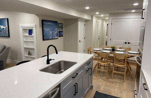 Sandy Apartment | Home Ski Home apartment - 15 minutes from ski resorts!
