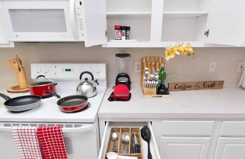 Houston House | Home Sweet Townhome! Spring area (2 Queen Beds)