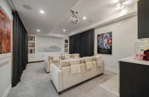 Richmond House | Home Theater with AC, Dual Master Suites, BBQ