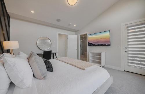 Richmond House | Home Theater with AC, Dual Master Suites, BBQ