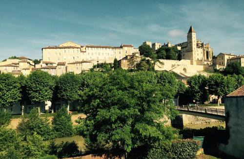 Auch Apartment | Home Town Center