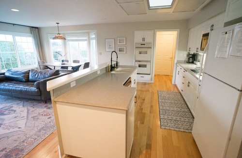 Harbor House | Home w/Beach Access & King Bed