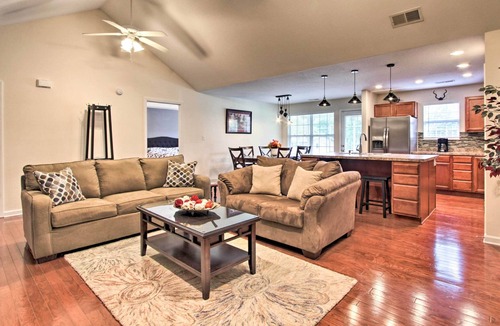 Pigeon Forge Cottage | Home w/Community Pool - 2 Miles to The Island!