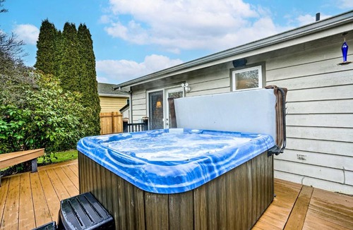 Picnic Point-North Lynnwood House | Home w/Hot Tub: 7 Mi to Edmonds Waterfront!