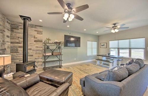 Hemphill House | Home w/Screened Porch - Near Toledo Bend Lake!