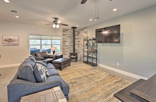 Hemphill House | Home w/Screened Porch - Near Toledo Bend Lake!