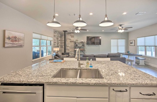 Hemphill House | Home w/Screened Porch - Near Toledo Bend Lake!