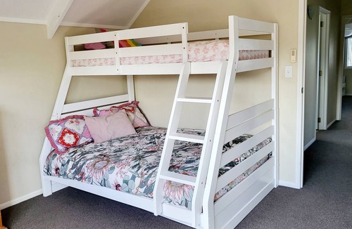 Omokoroa House | Home with ample space for everyone