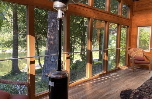 Umpqua House | Home with cabin effect- private access to river