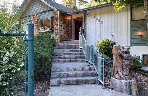 Umpqua House | Home with cabin effect- private access to river