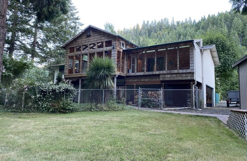 Umpqua House | Home with cabin effect- private access to river
