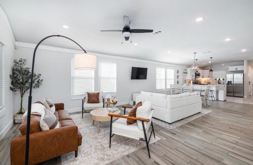 West Meadowbrook House | Home with Casita 5min Downtown and Karaoke plus Event Space