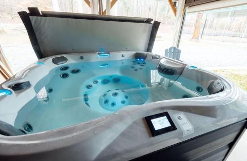 Piney Flats House | Home with Sauna & Hot Tub & Lake Access