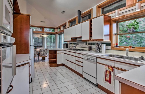 Radford House | Home with Wraparound Deck + Blue Ridge Mtn Views!
