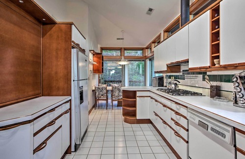 Radford House | Home with Wraparound Deck + Blue Ridge Mtn Views!